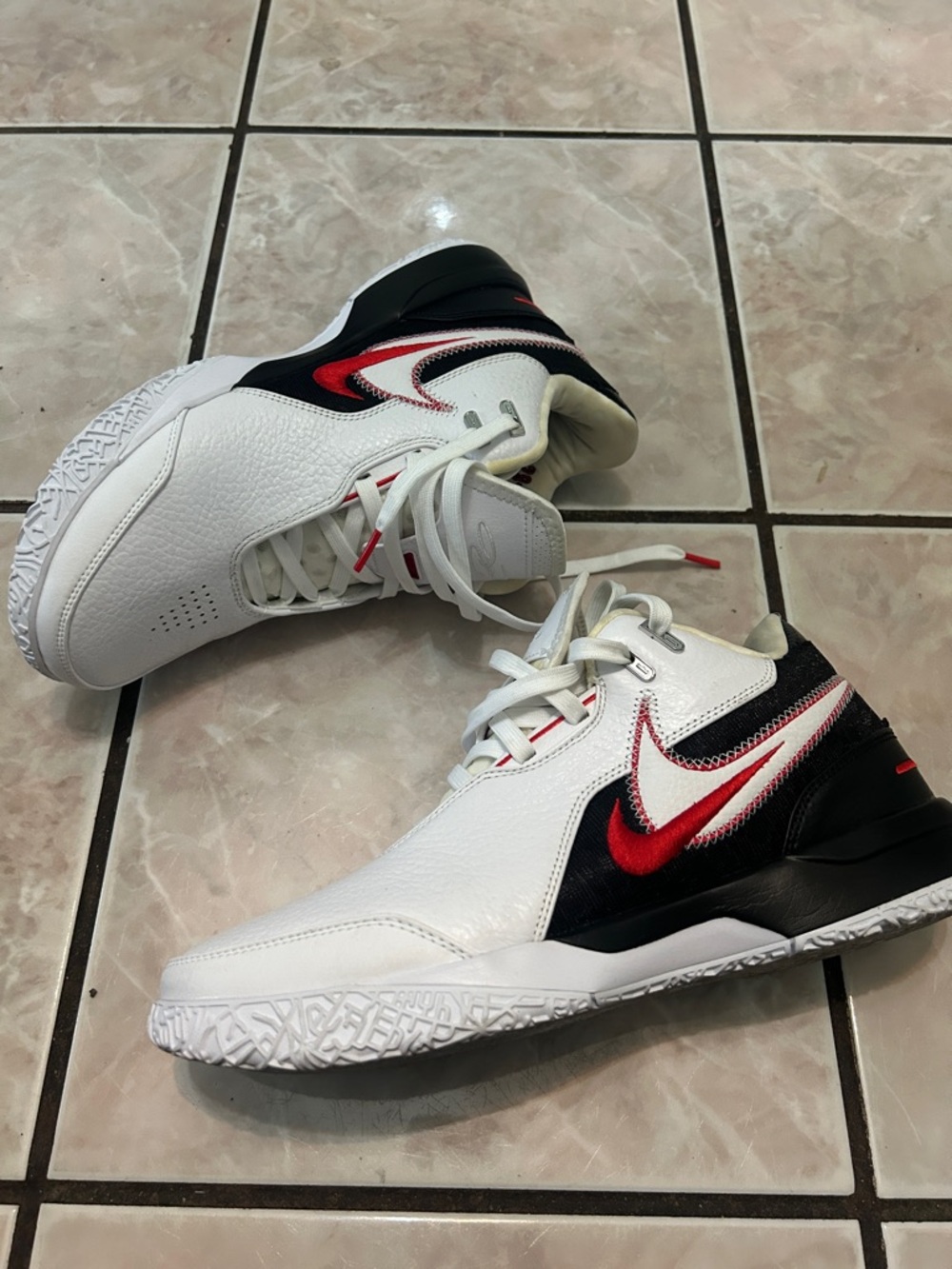 Nike Men's White Black Red Low-Top Sneakers air zoom